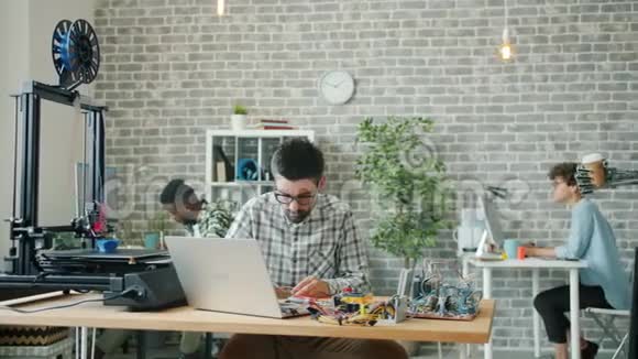 聪明的机器人把咖啡带给办公室里的男工程师男人喝酒视频的预览图