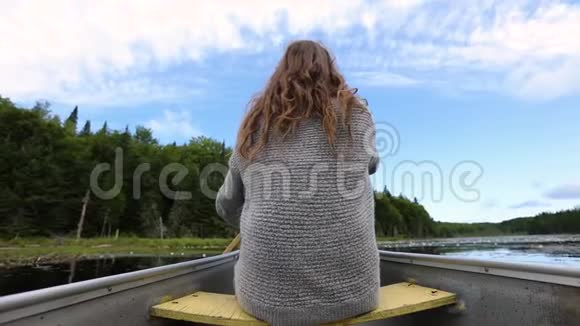 在平静的湖面上划着独木舟视频的预览图