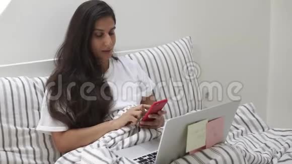 年轻女孩和电脑上床视频的预览图