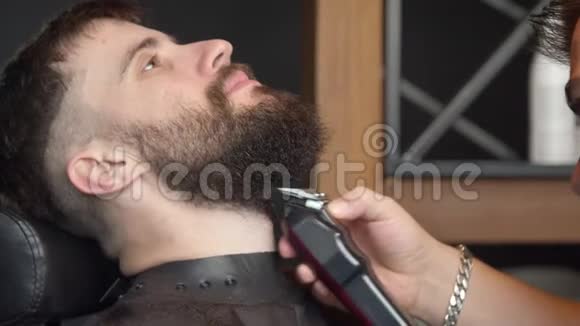 理发师修剪客户的胡须视频的预览图
