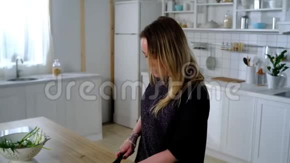 丈夫带着菠萝来到厨房给妻子视频的预览图