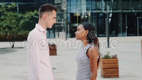在街上吵架后背叛的黑人女人推着她的男朋友视频的预览图