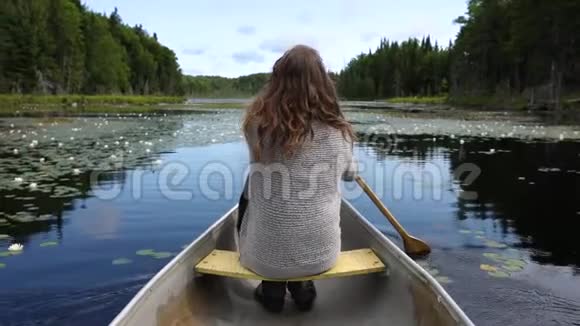 在平静的湖面上划着独木舟视频的预览图