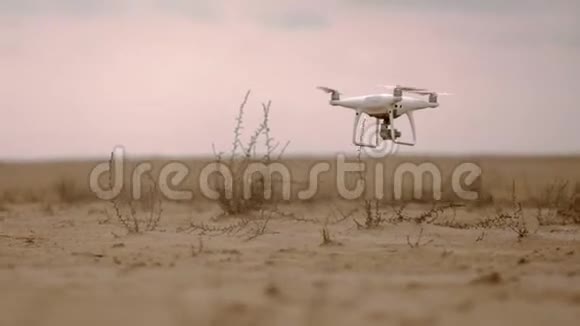 无人机在沙漠中飞行视频的预览图