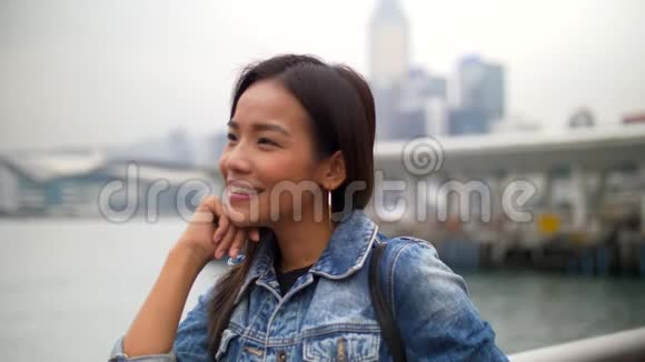 迷人的亚洲年轻女子在码头特写镜头前向朋友讲话视频的预览图