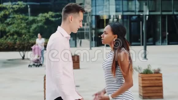 年轻的黑人妇女在街上和丈夫吵架视频的预览图