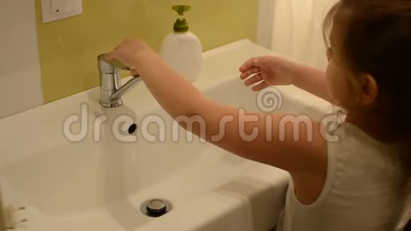 小可爱的女婴在浴室里用肥皂洗手视频的预览图