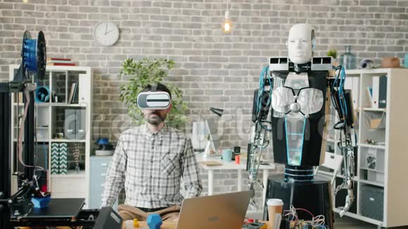 戴着阿眼镜的人手机器人在办公室重复动作视频的预览图