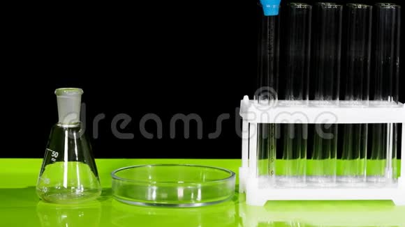 化学实验室或诊所的桌子视频的预览图
