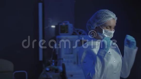 戴医用口罩的年轻女医生画像冠状病毒停止视频的预览图