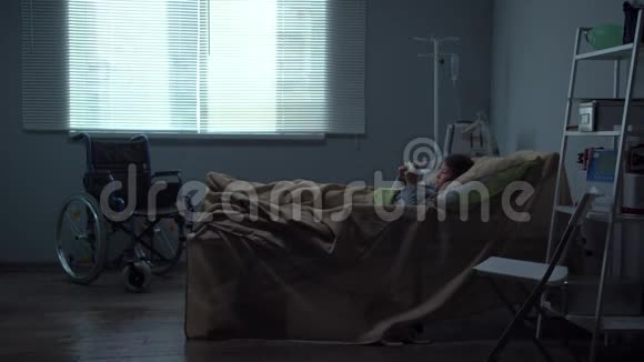 小女孩躺在医院的床上玩药片视频的预览图