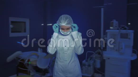 戴医用口罩的年轻女医生画像冠状病毒停止视频的预览图