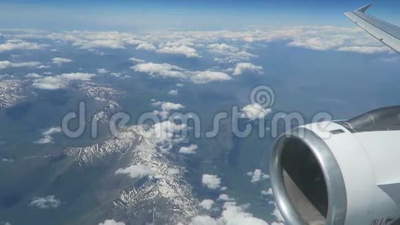 从德国飞往希腊克里特岛的飞机飞越山区视频的预览图