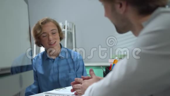 快乐男孩在医院的柜子里和医生说话视频的预览图