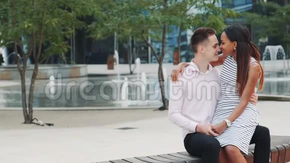 两个混血情侣坐在长凳上接吻视频的预览图