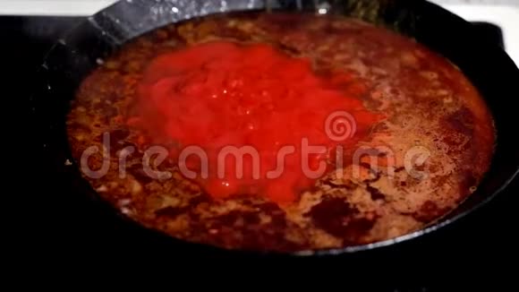 搅拌番茄酱视频的预览图