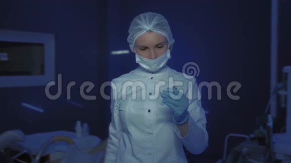 年轻女医生戴着医用面具看镜头的肖像冠状病毒停止视频的预览图