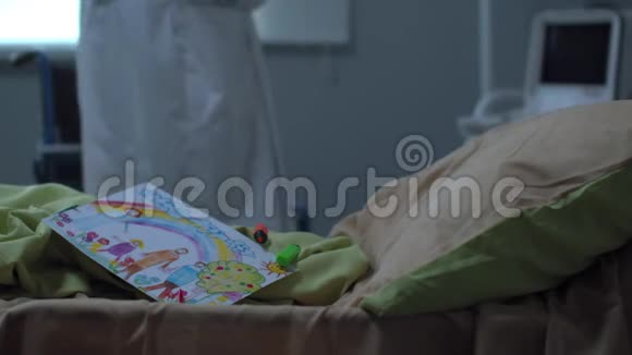 专注床上画孩子医生走在后台视频的预览图