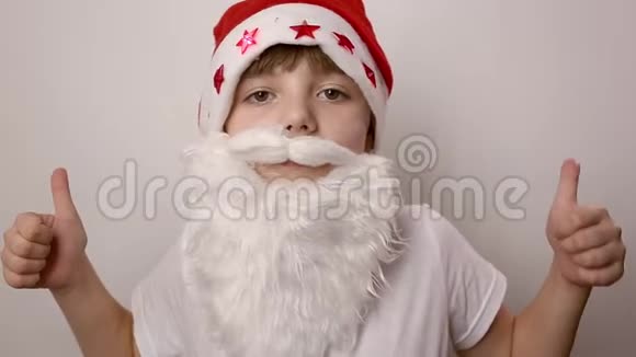 戴着圣诞老人帽子的假胡子女孩竖起大拇指视频的预览图