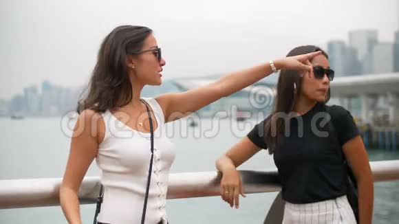 两个漂亮的亚洲年轻女人在码头的某个地方视频的预览图