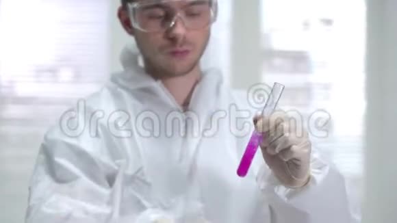 实验室化学防护工作服摇管科学家视频的预览图