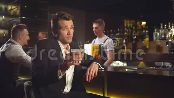 男人在酒吧喝酒微笑着看着镜头视频的预览图