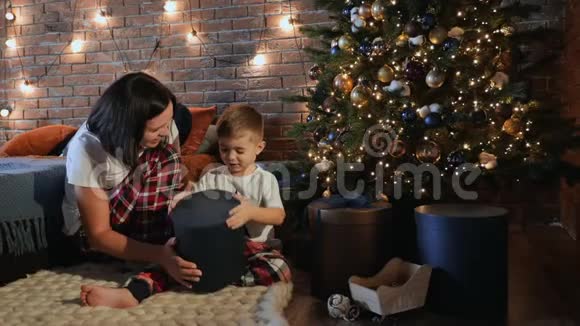 小儿子和妈妈一起打开圣诞礼物视频的预览图