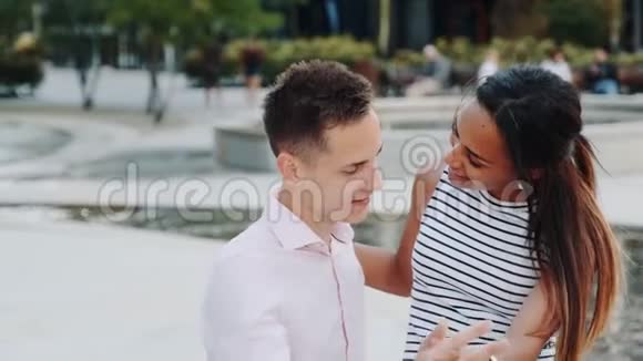 在一个美丽的公园里和一对快乐的多种族夫妇约会视频的预览图