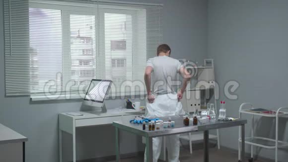 人类在实验室里穿上了防护工作服视频的预览图