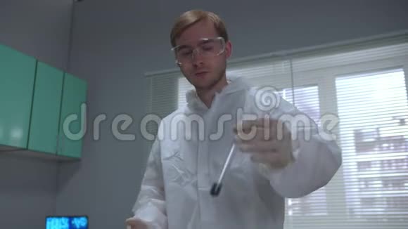 实验室用液体摇管保护工作服的科学家视频的预览图