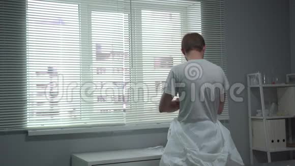 在实验室里人们穿上白色的防护工作服和眼镜视频的预览图