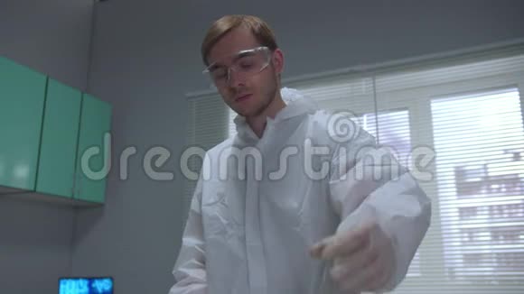 实验室化学防护工作服摇管科学家视频的预览图