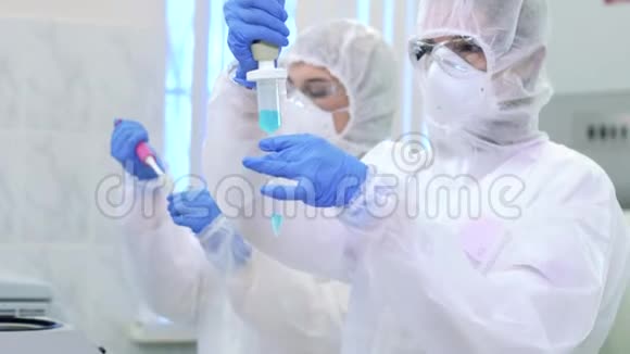 科学实验室里穿着防护服的科学家研究了一种危险的病毒来消除这种流行病视频的预览图