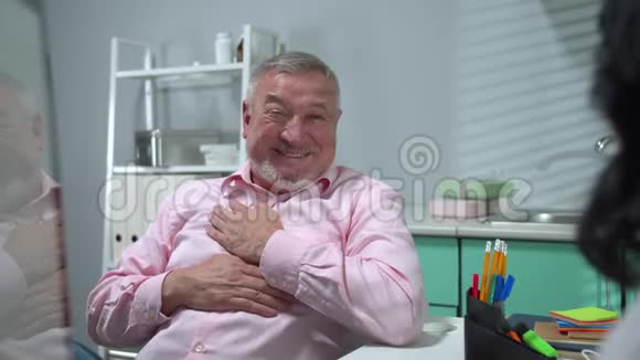 老人坐在医院的柜子里和医生说话视频的预览图