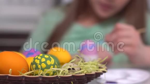 复活节快乐女孩画复活节彩蛋为复活节做准备的快乐家庭孩子可爱的小女孩穿着视频的预览图