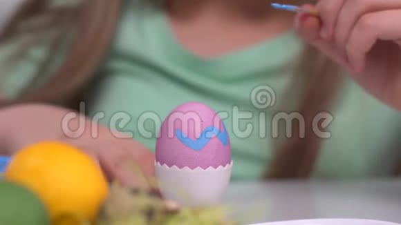 复活节快乐女孩画复活节彩蛋为复活节做准备的快乐家庭孩子可爱的小女孩穿着视频的预览图