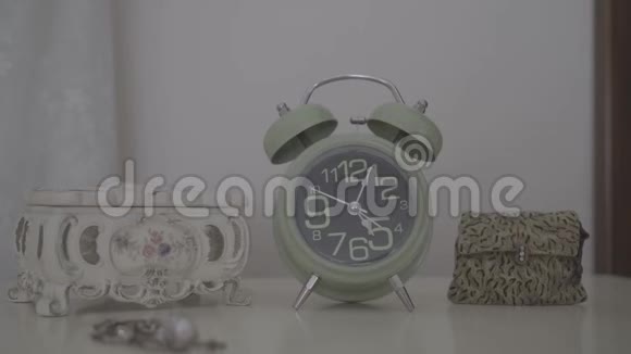 4kSlog2带声音的家庭物品及时钟视频的预览图