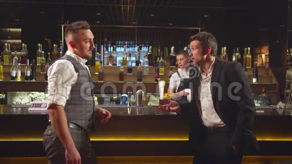 两个人站在酒吧里互相争吵视频的预览图