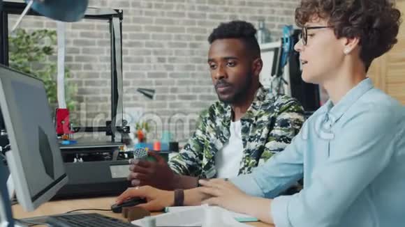 利用计算机和设备制作3D打印机模型的多族裔团队视频的预览图