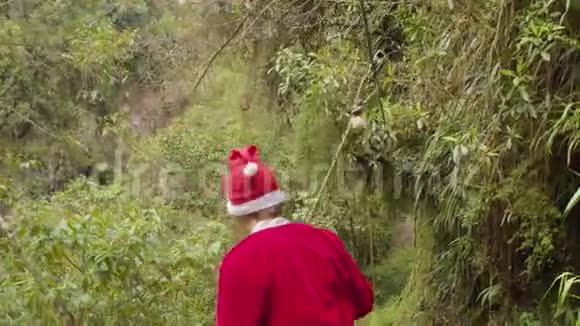 圣诞老人在高空滑索上骑滑板视频的预览图
