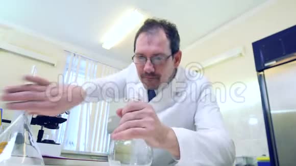 化学家疯了一个疯狂的科学家在一个科学实验室进行实验他脸上带着疯狂的表情视频的预览图