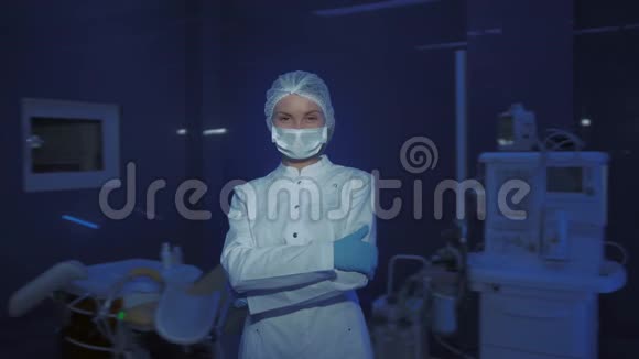 戴着医用面具看镜头的年轻女医生画像视频的预览图