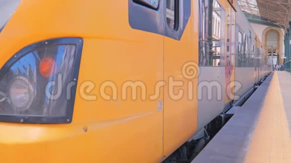 火车站列车波尔图视频的预览图