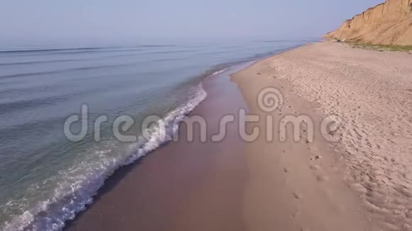 海滩和海浪的空中景色视频的预览图