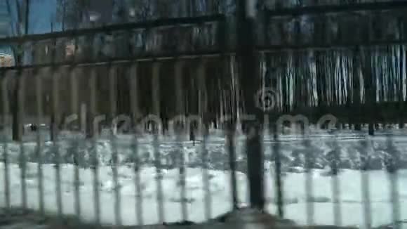 城市视野中的金属栅栏视频的预览图