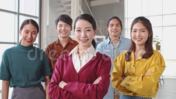 4张年轻的商业团队的照片由美丽的亚洲女子双臂交叉而起在现代休闲办公室里一起微笑视频的预览图