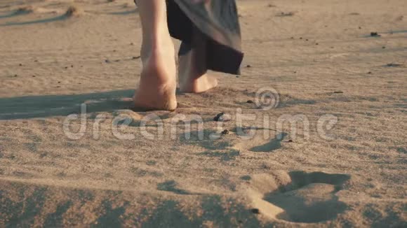 一步一步地踩在沙子上视频的预览图