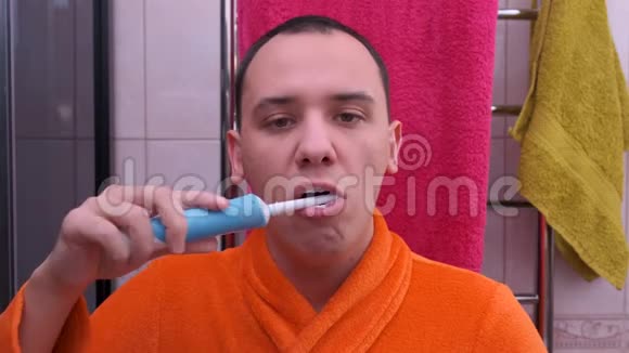 卫生间用电动牙刷刷牙的人视频的预览图
