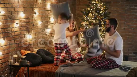 爸爸带着孩子玩打枕头游戏视频的预览图