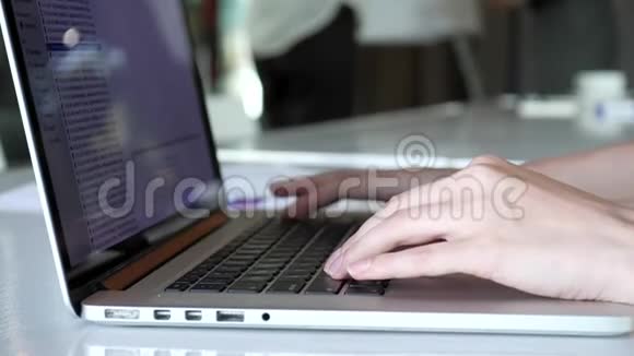 上班族女性电脑打字视频的预览图